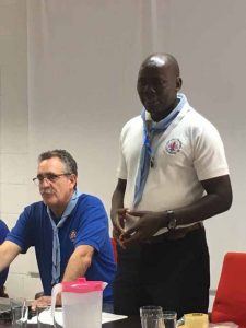 De Pie Mathius Lukwago Presidente Del Comite Mundial De ISFG AISG Sentado Antonio Lillo Presidente Federal De AISG