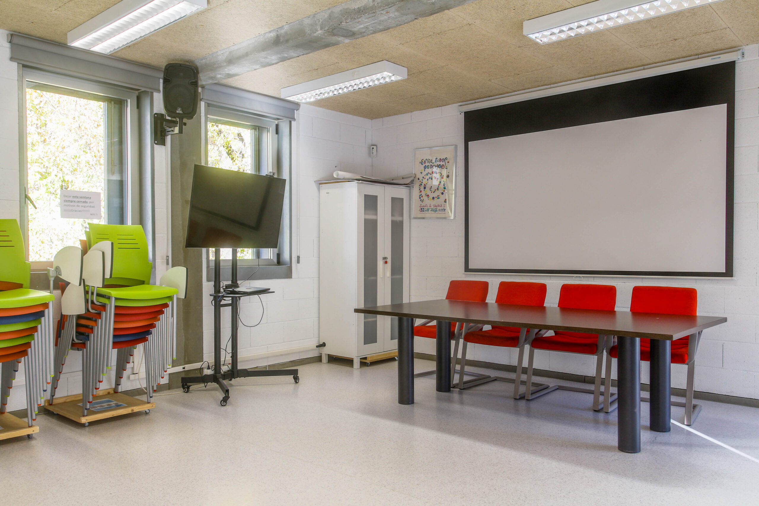 Patio exterior Casa Scout de Madrid — zona verde para actividades